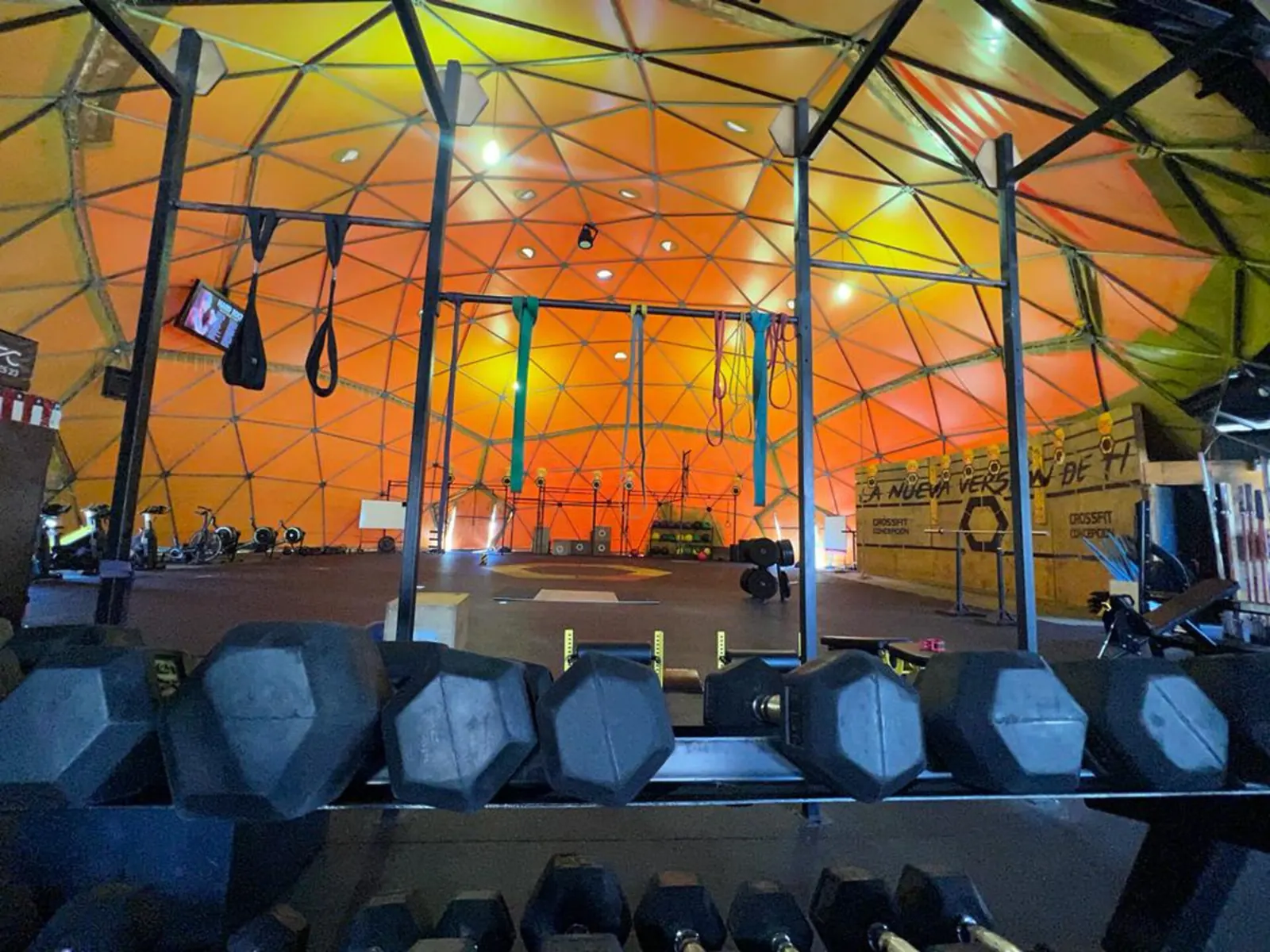 Interior del Domo geodésico de Concepción Fitness Center iluminado en naranjo